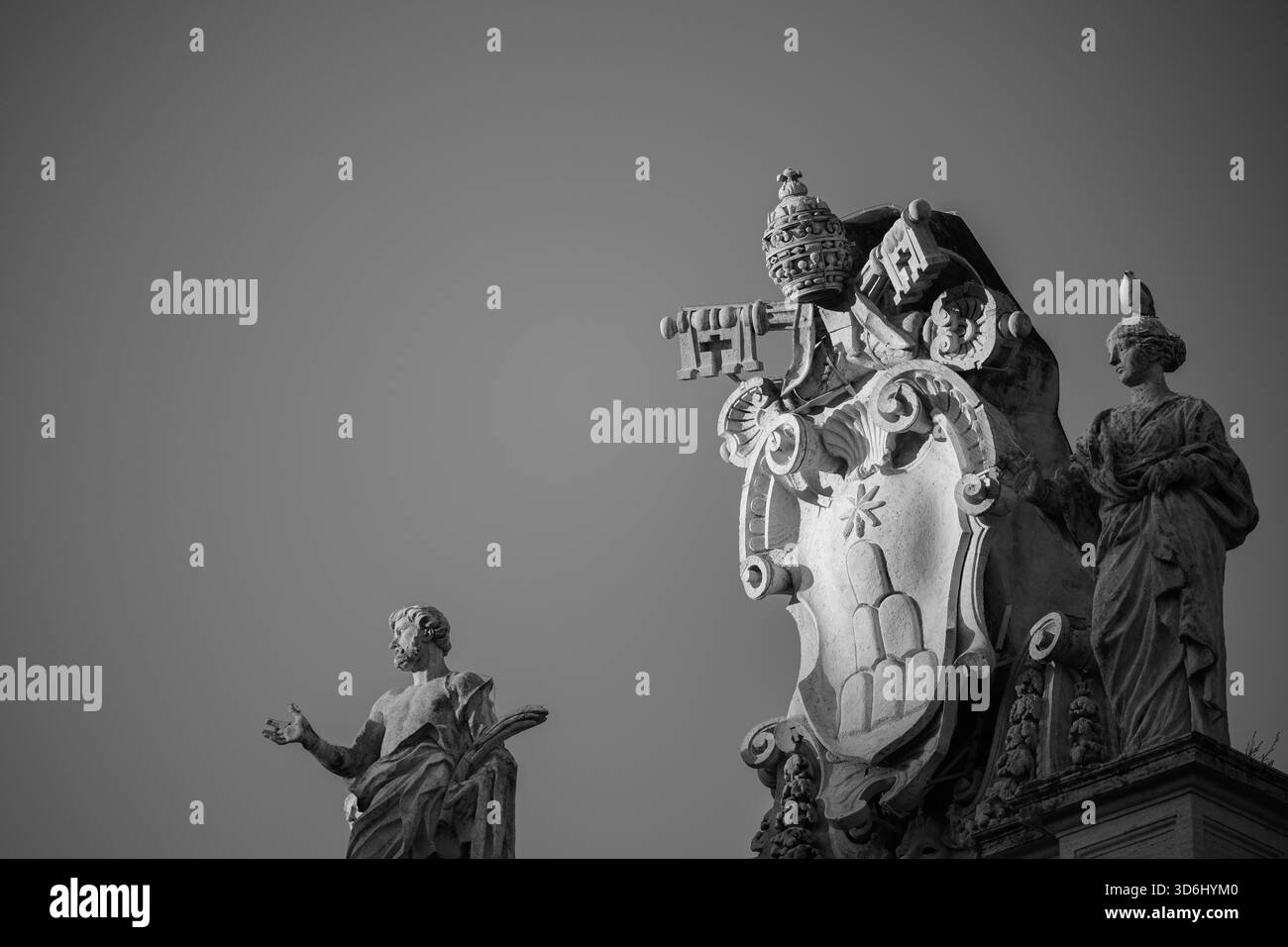 Lo stemma di Papa Alessandro VII, in cima al colonnato della Basilica di San Pietro a Roma. Foto Stock