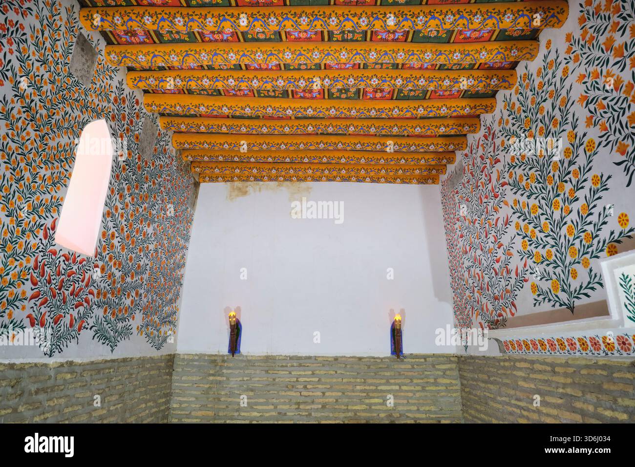 Dettaglio del soffitto in legno di arancio dipinto intagliato a mano restaurato. Al Palazzo Tash Khauli nella vecchia città fortificata, Ichan Kala. A Khiva, Uzbekistan. Foto Stock