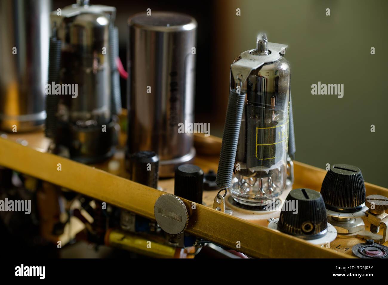 Modulo amplificatore tubo vuoto obsoleto con vecchi componenti elettronici montati su un telaio in metallo Foto Stock