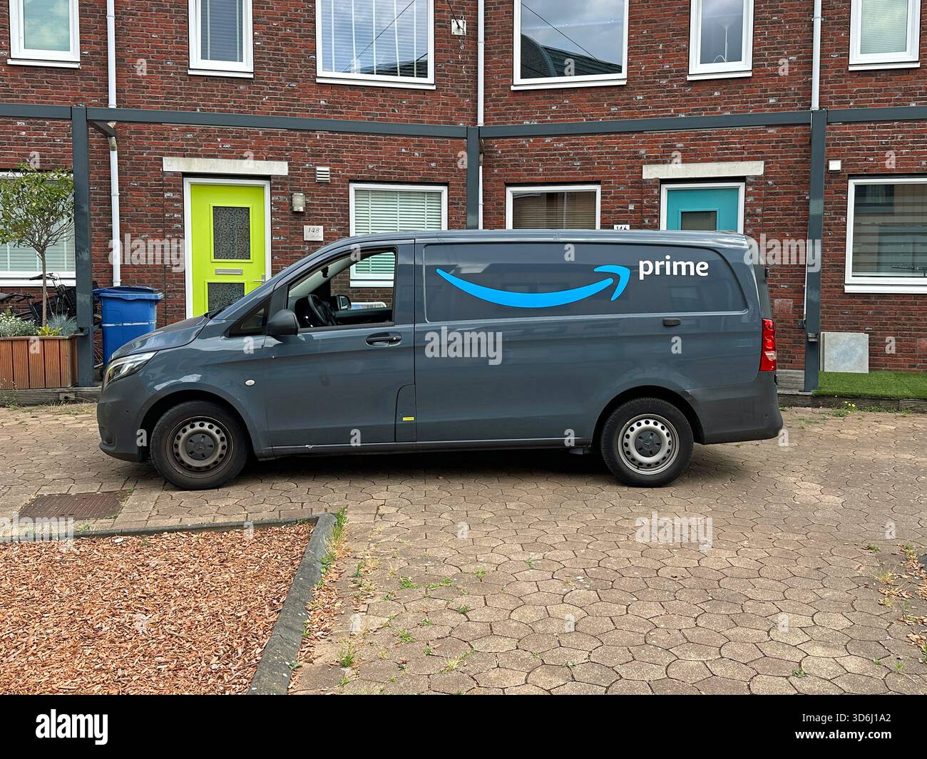 Almere, Paesi Bassi - 30 giugno 2023: Servizio di consegna Amazon prime. Foto Stock