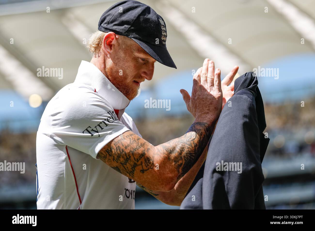 Il capitano inglese Ben Stokes applaude i tifosi dopo il lancio della moneta durante il primo test Day 1 Series della NRMA Insurance Ashes Australia vs Inghilterra all'Optus Stadium di Perth, Australia, 20 novembre 2025 (foto di Santanu Banik/News Images) *** GER AUT sui OUT *** Foto Stock