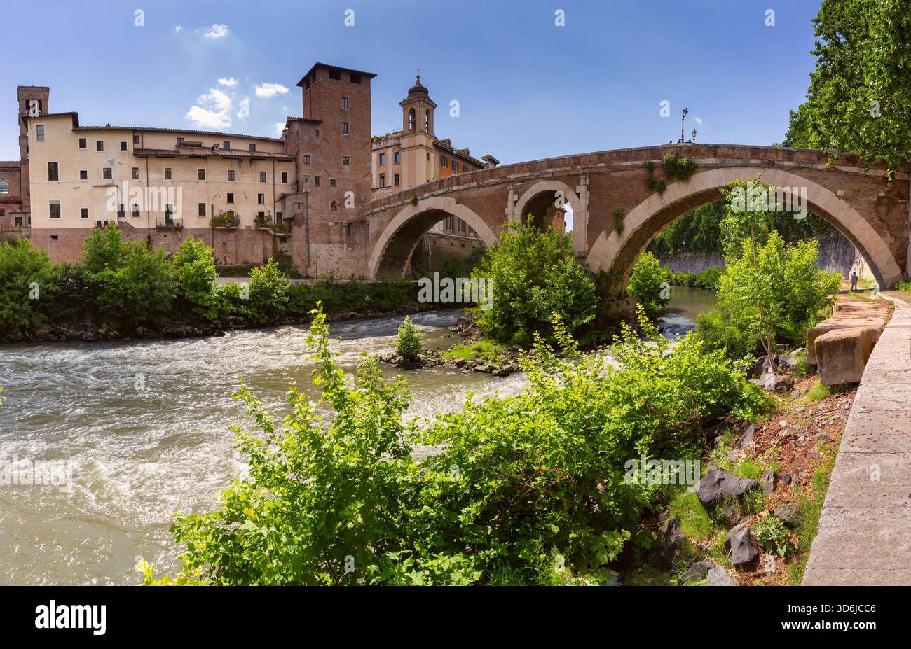 Storico ponte Sisto che attraversa il fiume Tevere con alberi ed edifici a Roma, Italia Foto Stock