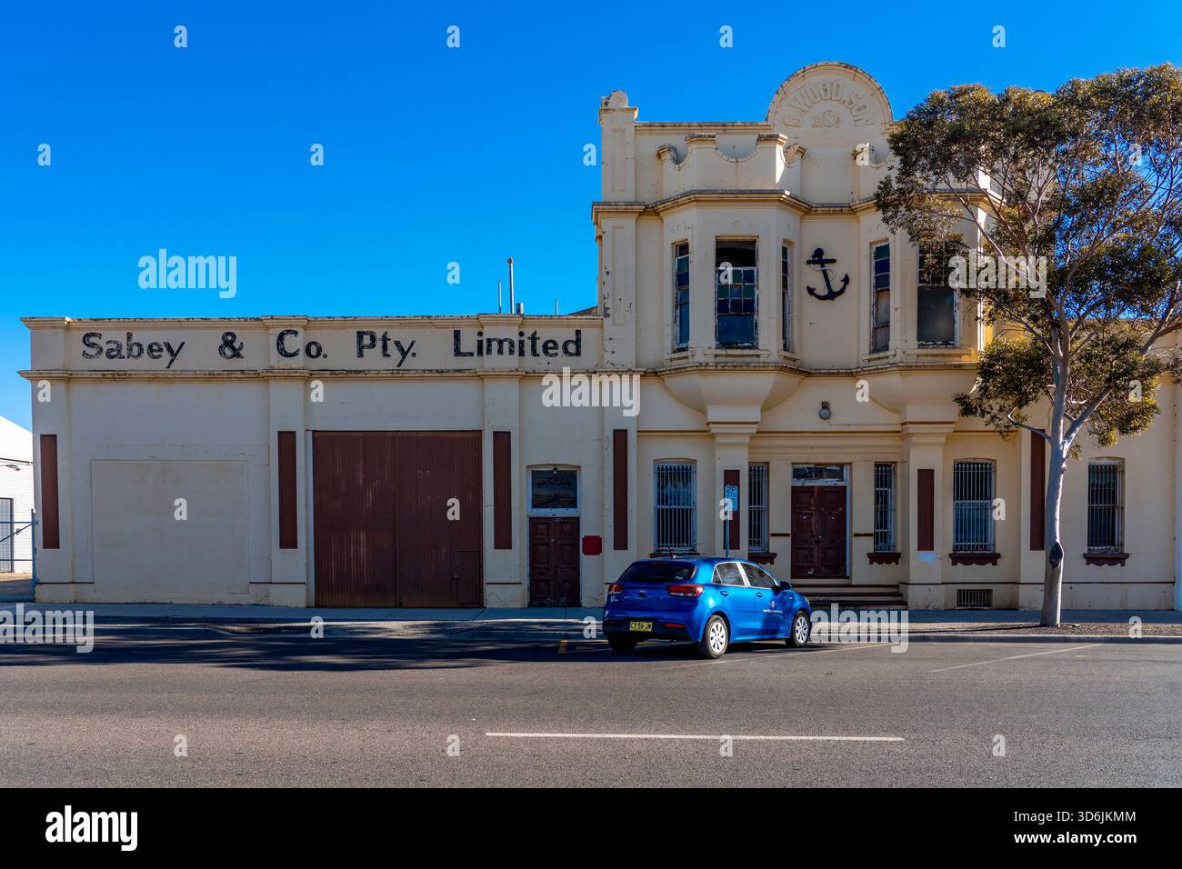 Ex sede di G Wood, Son and Co, un grossista di alimentari con sede ad Adelaide. L'ancora sull'edificio rappresentava il loro principale marchio di prodotti Foto Stock