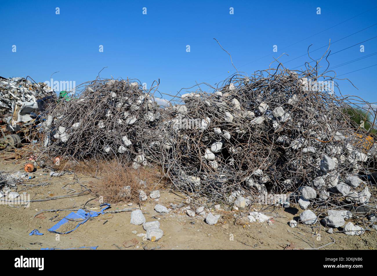 Grandi cumuli di tondini aggrovigliati (acciaio di rinforzo) e macerie di calcestruzzo provenienti dai rifiuti di costruzione e demolizione, raccolti per il riciclaggio. Foto Stock