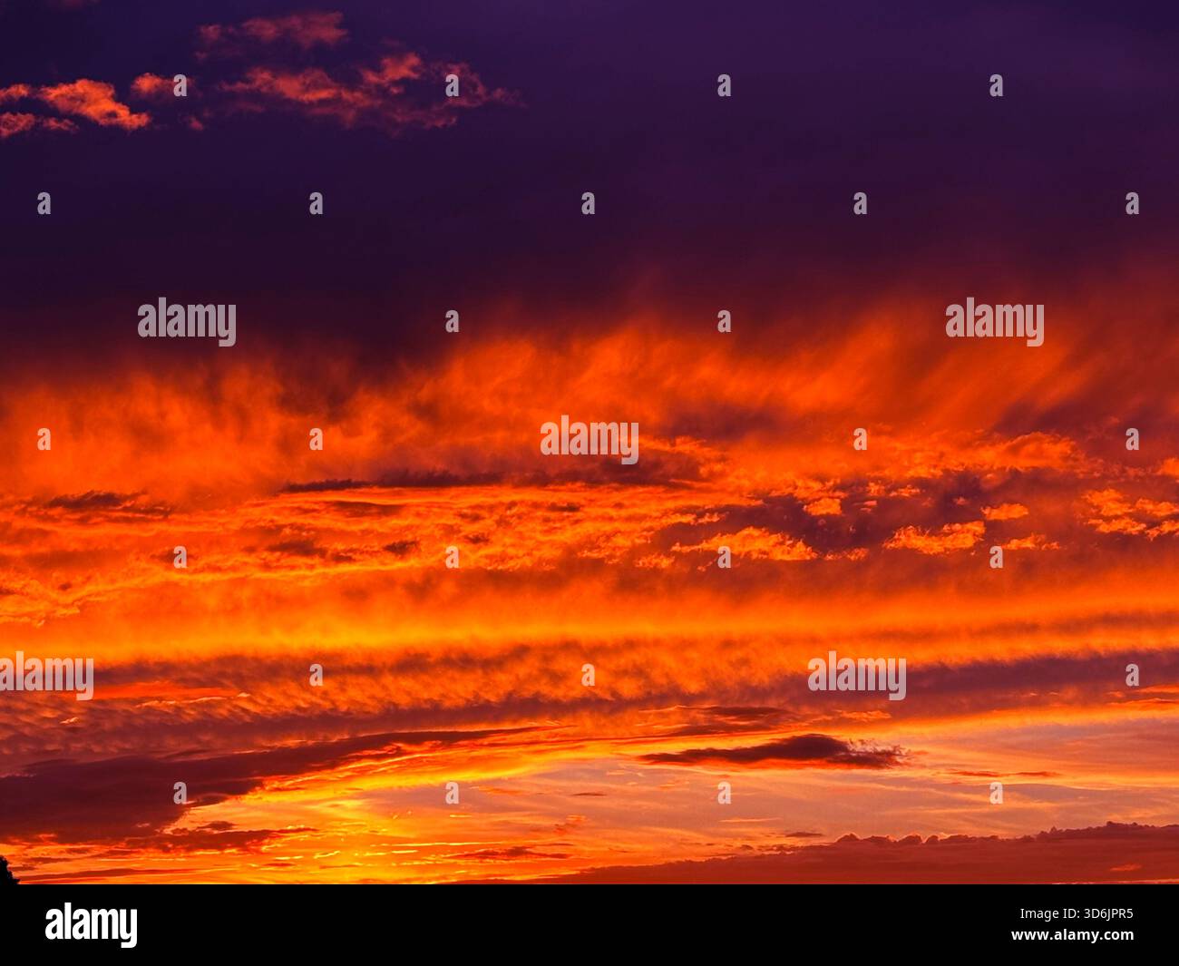 Tramonto tramonto tramonto cielo cielo cielo cielo ardente nuvole ardenti Foto Stock
