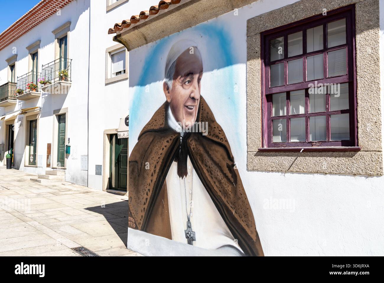 Centro di Miranda do Douro con murales raffiguranti il Papa cattolico, Portogallo nord-orientale, Europa Foto Stock