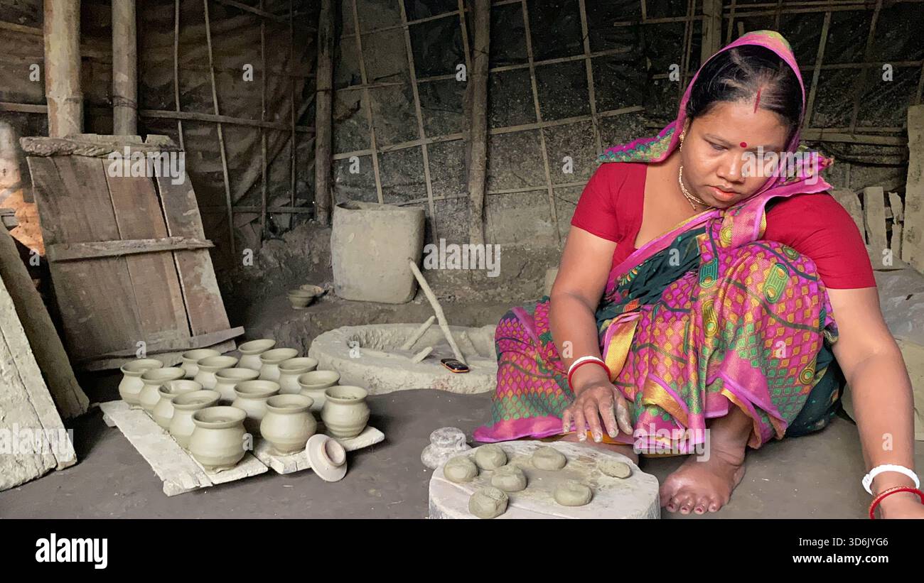 Processo di preparazione del piatto di argilla - artigianato tradizionale e patrimonio culturale del Bangladesh Foto Stock