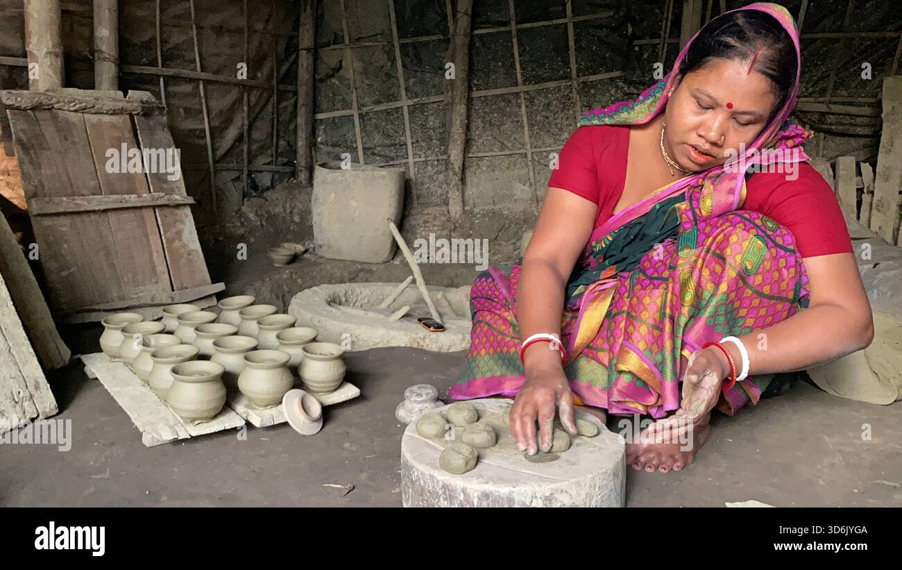 Processo di preparazione del piatto di argilla - artigianato tradizionale e patrimonio culturale del Bangladesh Foto Stock