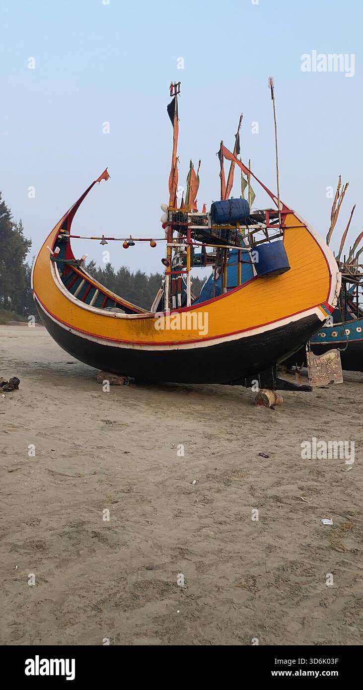 Barca da pesca a forma di luna a Teknaf - artigianato tradizionale e bellezza costiera di Cox's Bazar, Bangladesh Foto Stock