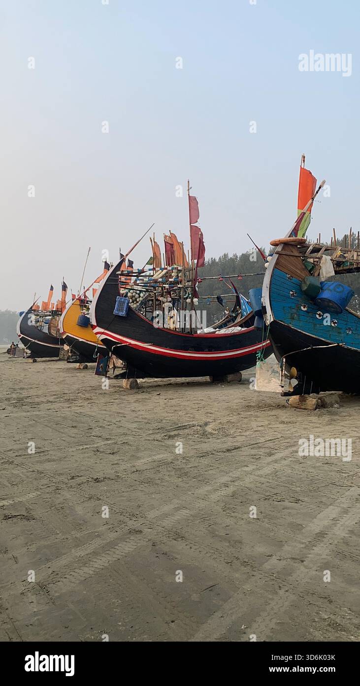 Barca da pesca a forma di luna a Teknaf - artigianato tradizionale e bellezza costiera di Cox's Bazar, Bangladesh Foto Stock