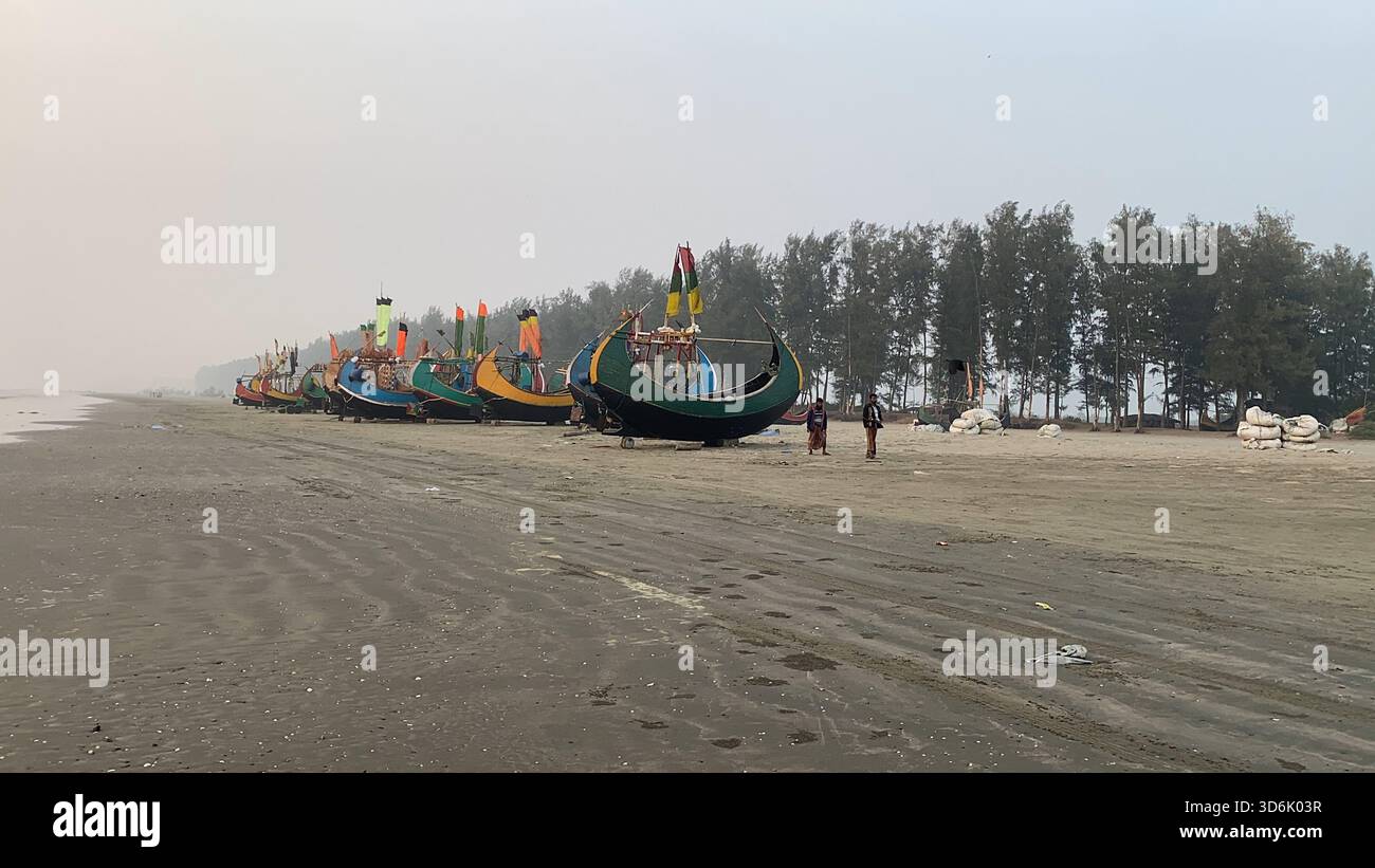 Barca da pesca a forma di luna a Teknaf - artigianato tradizionale e bellezza costiera di Cox's Bazar, Bangladesh Foto Stock