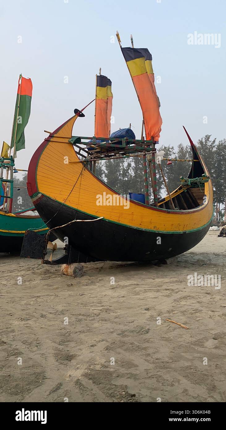 Barca da pesca a forma di luna a Teknaf - artigianato tradizionale e bellezza costiera di Cox's Bazar, Bangladesh Foto Stock