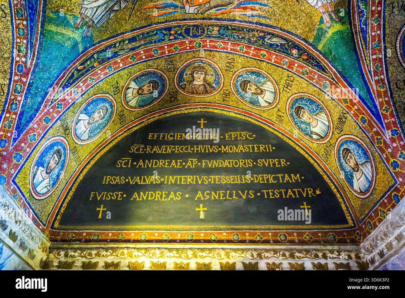 Medaglioni a mosaico con busti di santi - Cappella di Sant'Andrea, cappella privata del vescovo, costruita ai tempi di Teodorico (fine V secolo) e dedicata a Sant'Andrea - Museo Arcivescovile - Ravenna, Italia Foto Stock