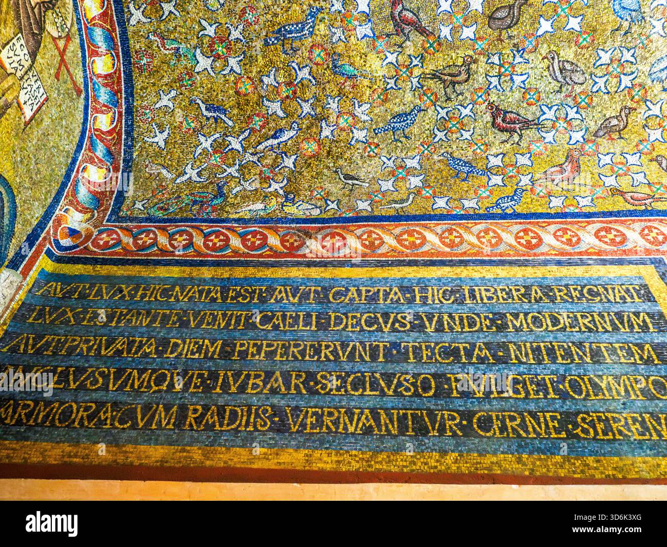 Mosaico decorativo - Cappella di Sant'Andrea, cappella privata del vescovo, costruita ai tempi di Teodorico (fine V secolo) e dedicata a Sant'Andrea - Museo Arcivescovile - Ravenna, Italia Foto Stock