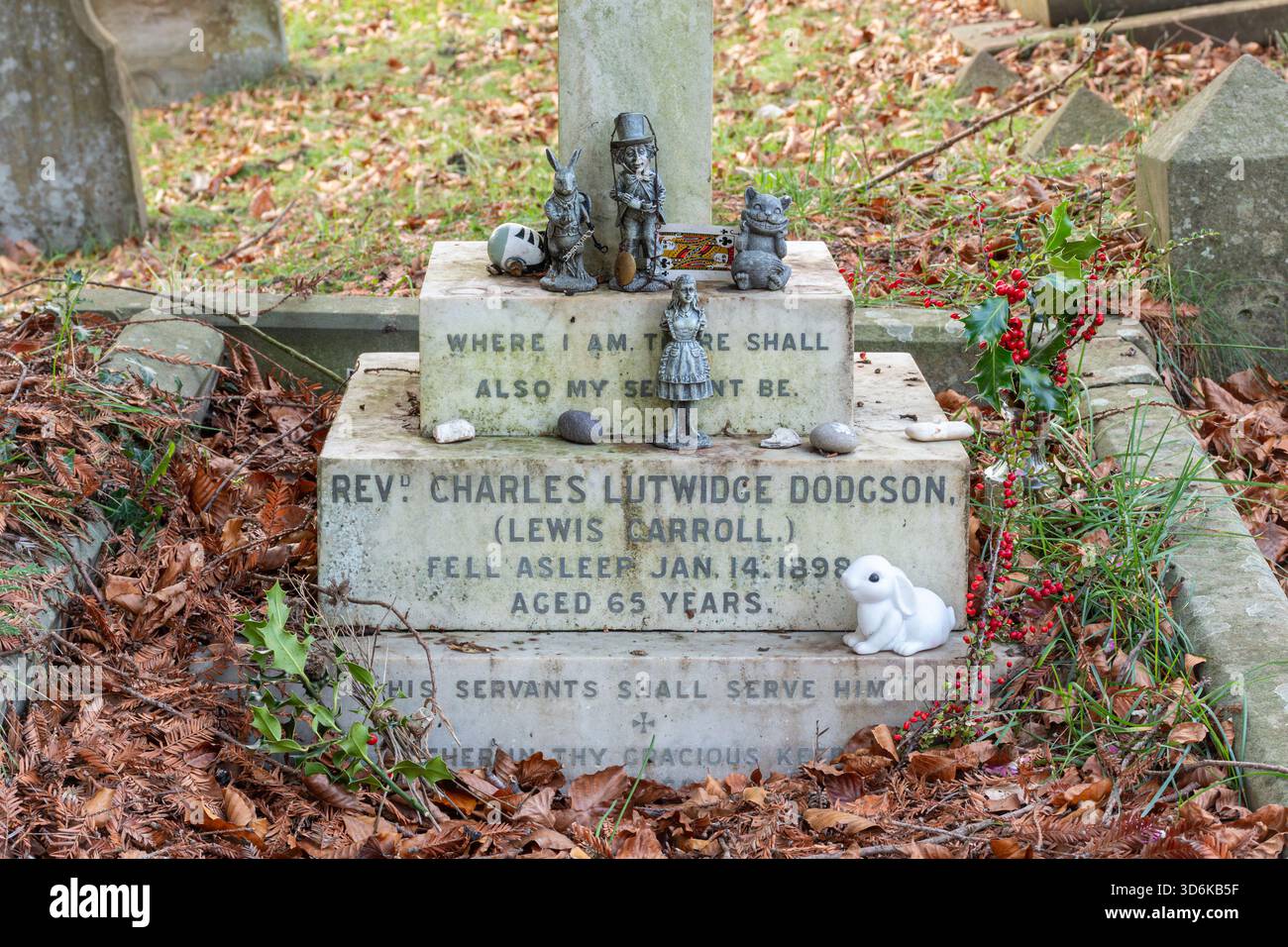Tomba dello scrittore Lewis Carroll, vero nome Reverendo Charles Lutwidge Dodgson, nel Mount Cemetery, Guildford, Surrey, Inghilterra, Regno Unito Foto Stock