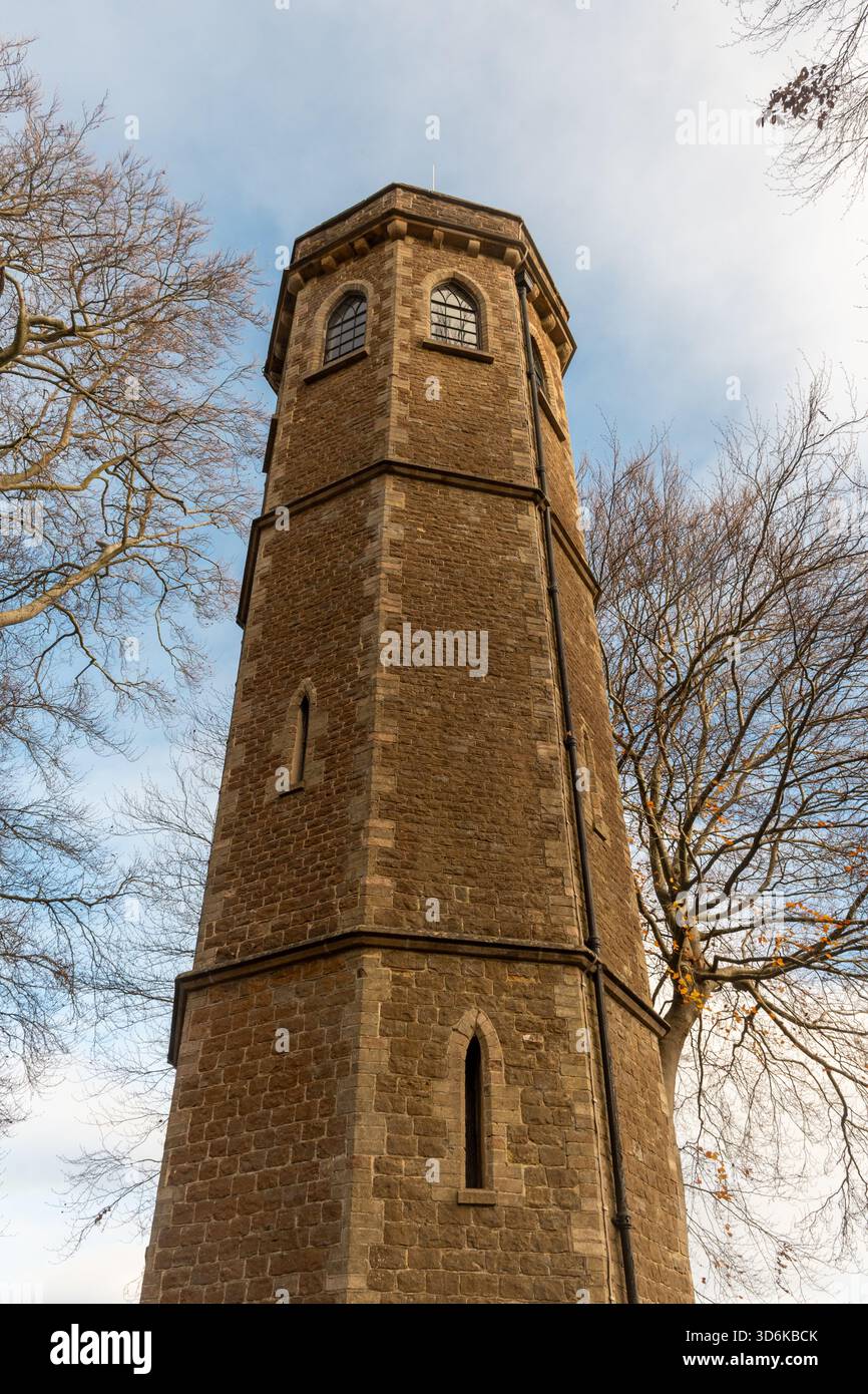Bookers Tower a Guildford, una follia classificata di grado II costruita nel 1839 a Surrey, Inghilterra, Regno Unito Foto Stock