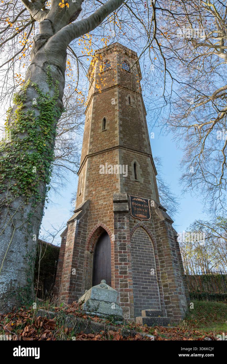 Bookers Tower a Guildford, una follia classificata di grado II costruita nel 1839 a Surrey, Inghilterra, Regno Unito Foto Stock