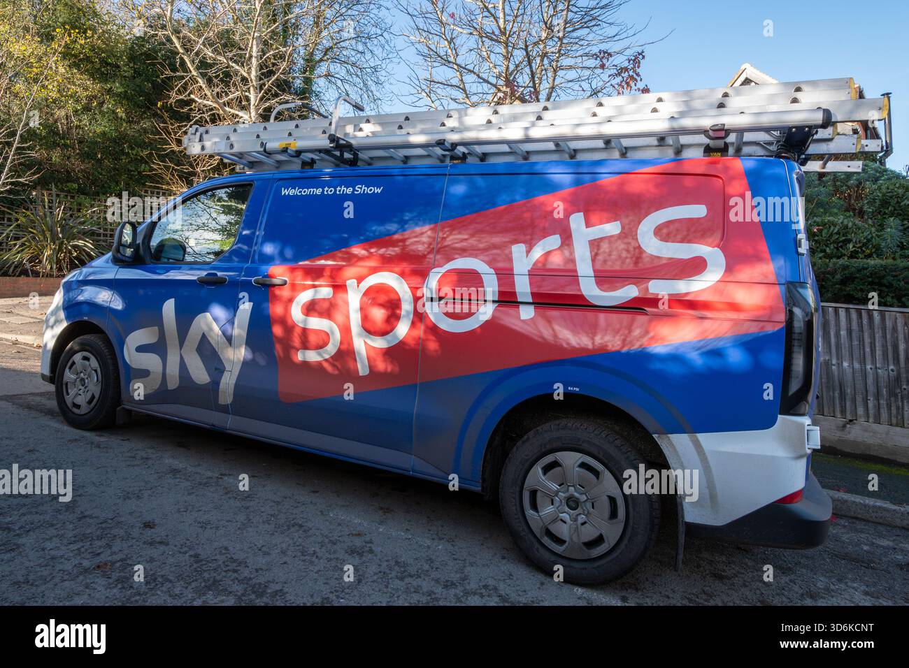 Sky Sports van parcheggiato sulla strada, veicolo televisivo Sky TV, Inghilterra, Regno Unito Foto Stock