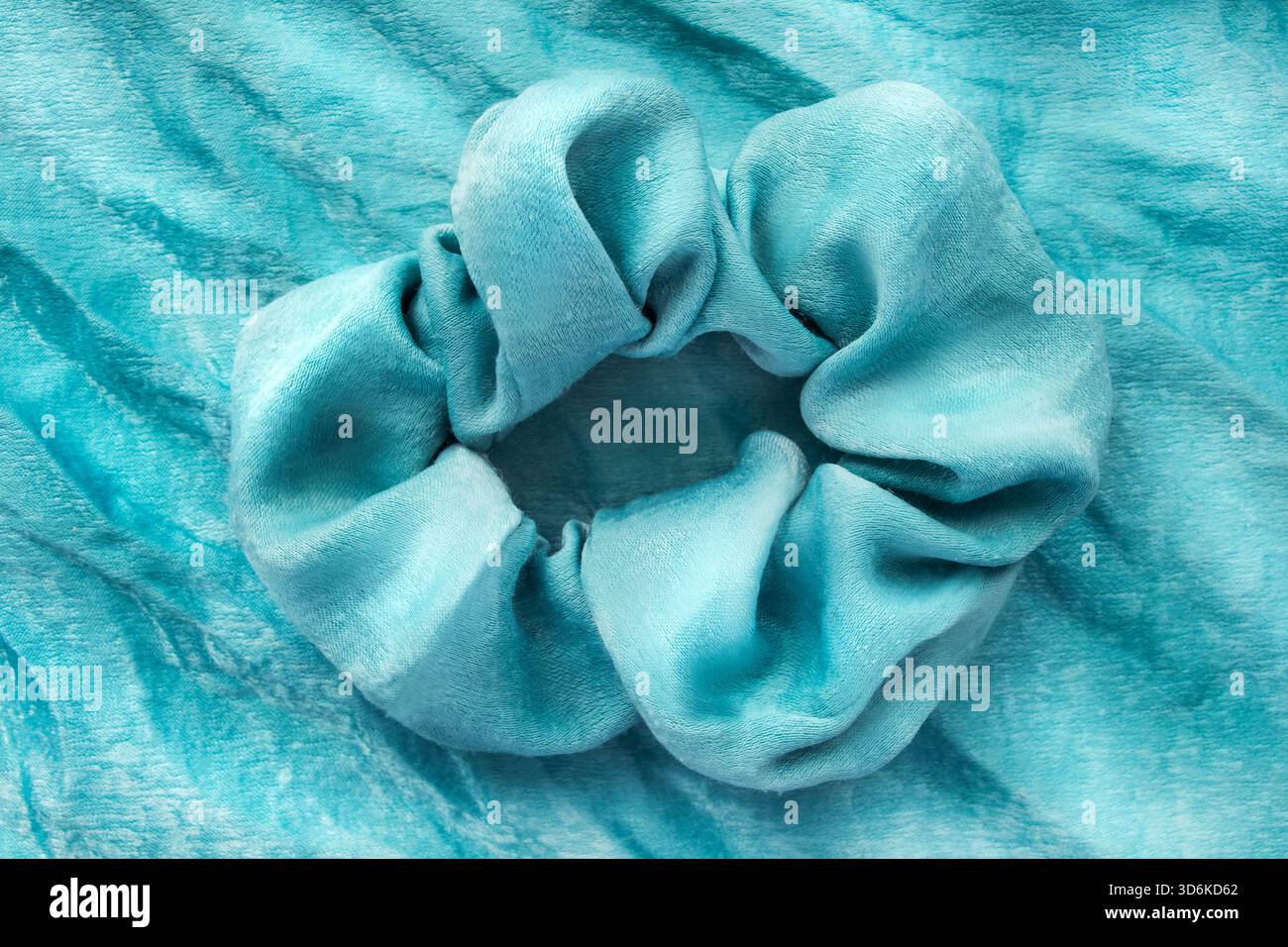 Seta color turchese su fondo in tessuto di seta Foto Stock
