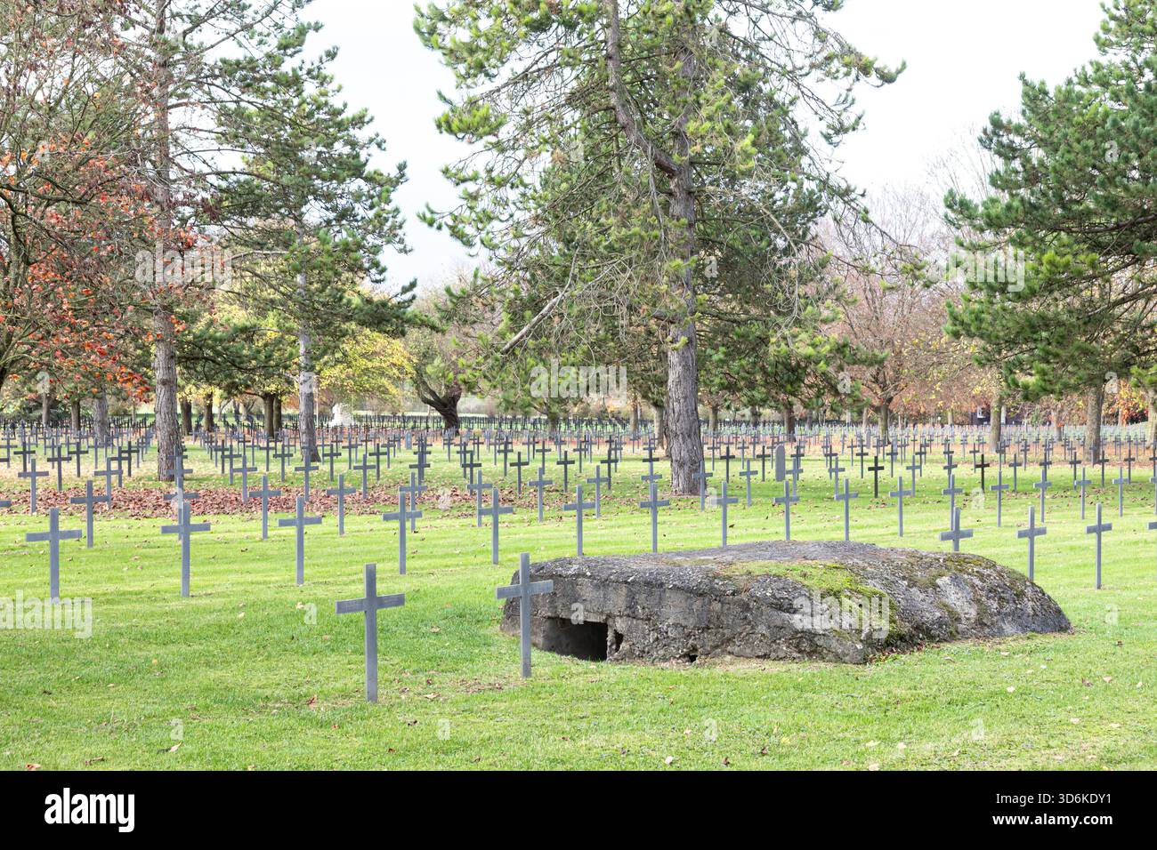 Croci tombe con i nomi dei soldati tedeschi caduti si trovano nel cimitero di guerra tedesco di Neuville-St Vaast, che è stata un'erita mondiale dell'UNESCO Foto Stock