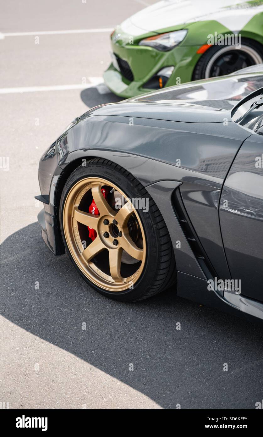 JDM CAR Meet - riunione dei proprietari di auto giapponesi. Fronti di due diverse generazioni di Toyota coupé: Grigio GR86 e verde GT86. Foto Stock