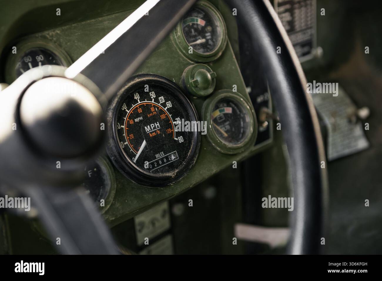 Cruscotto di un vecchio veicolo militare. POV: Al volante di un vecchio carrello con indicatori analogici. Foto Stock