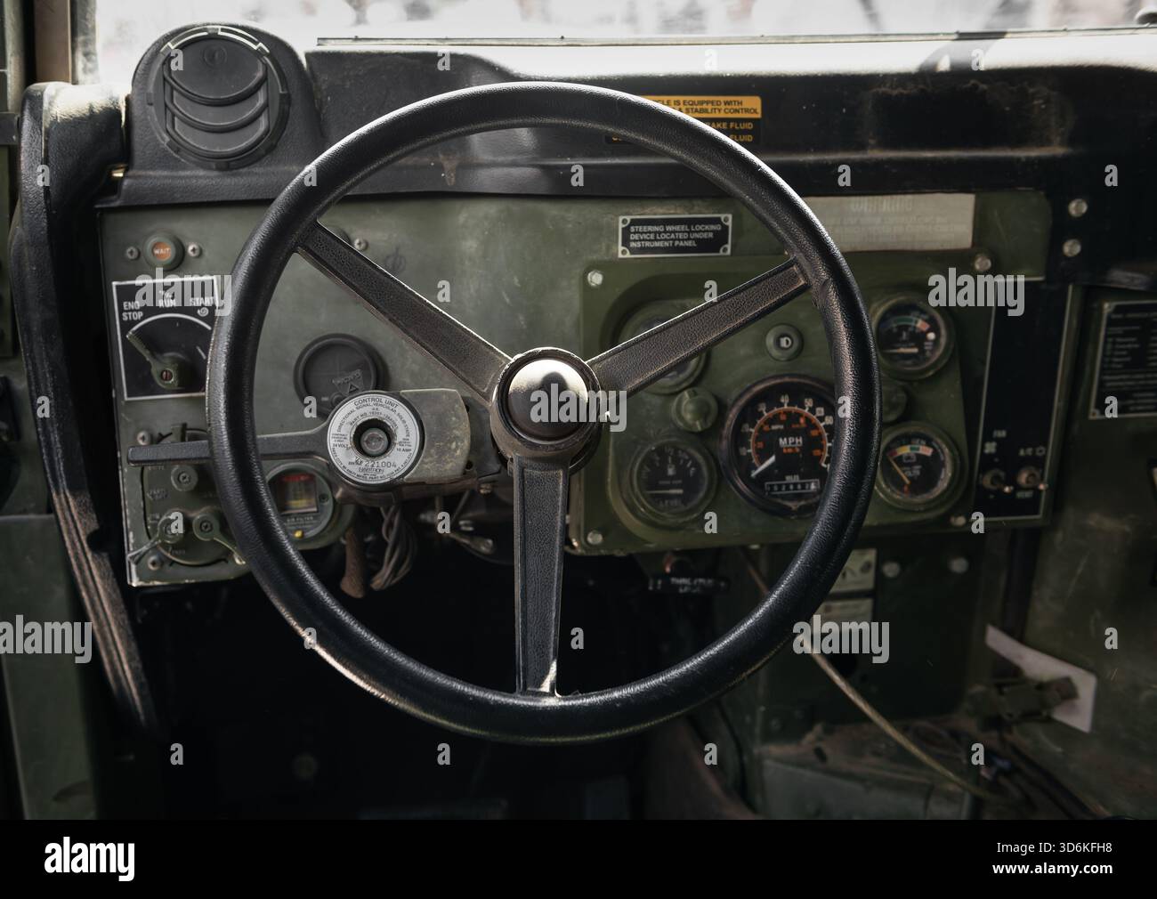 Al volante di un vecchio camion verde dell'esercito. Interni di veicoli militari d'epoca - il punto di vista del conducente. Foto Stock