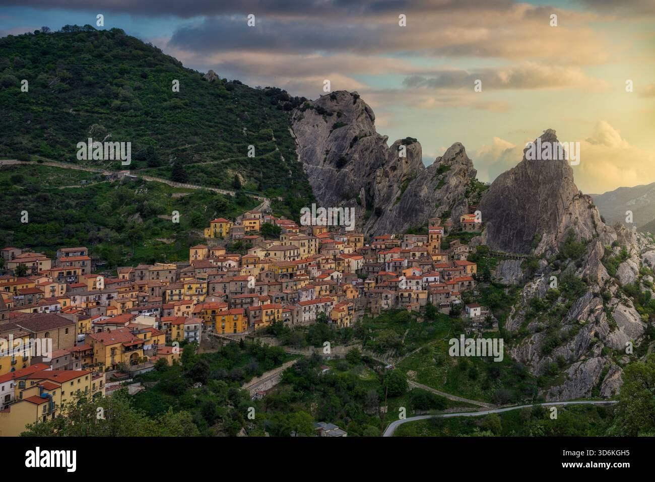 Spettacolare vista mattutina dello storico villaggio di Castelmezzano, regione della Basilicata, in Italia, annidato contro torreggianti formazioni rocciose delle Dolomiti Lucane Foto Stock
