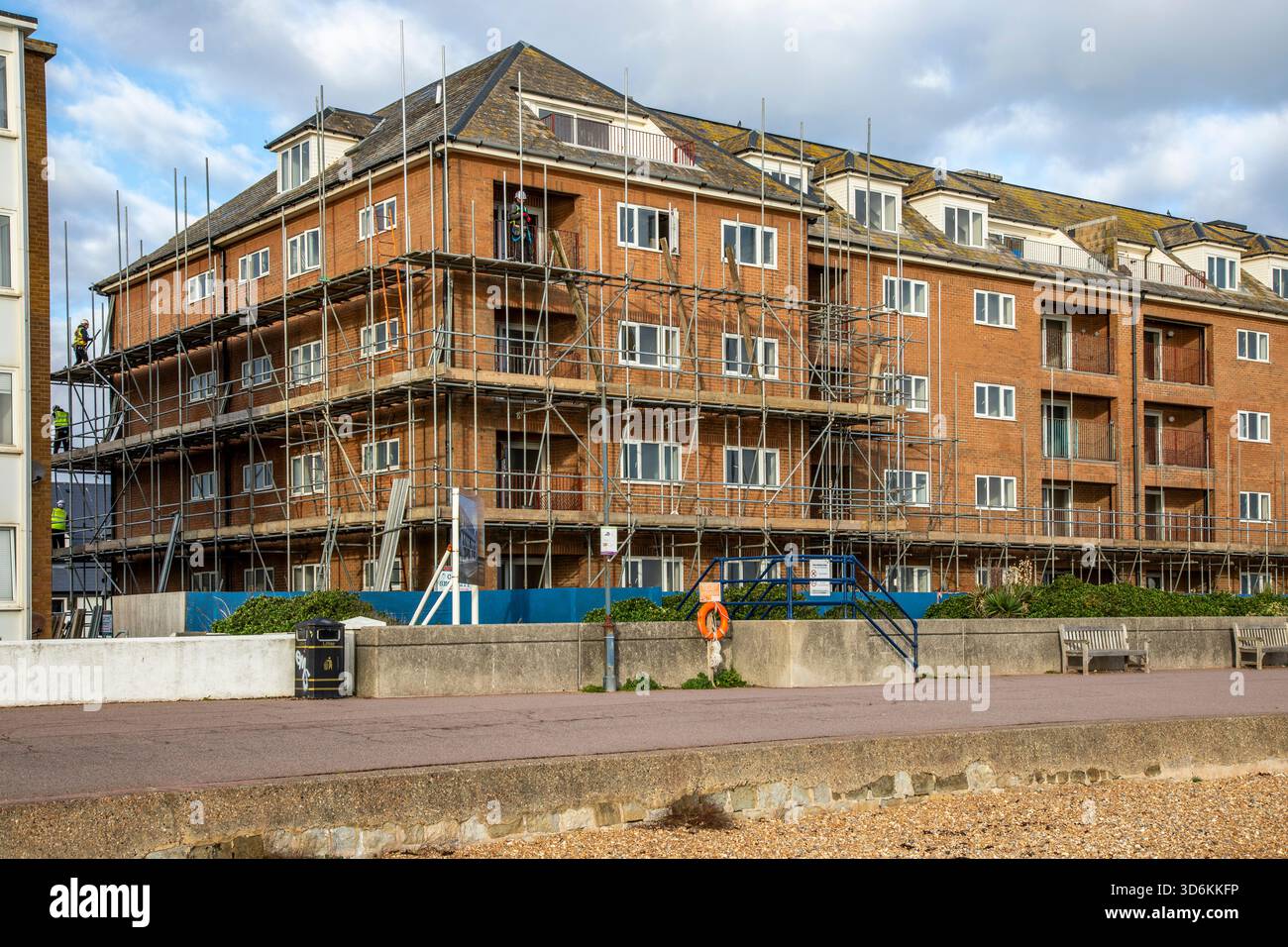 Ponteggio che sale su Pensand House in Marine Parade a Hythe, Kent, pronto per la modernizzazione. Foto Stock