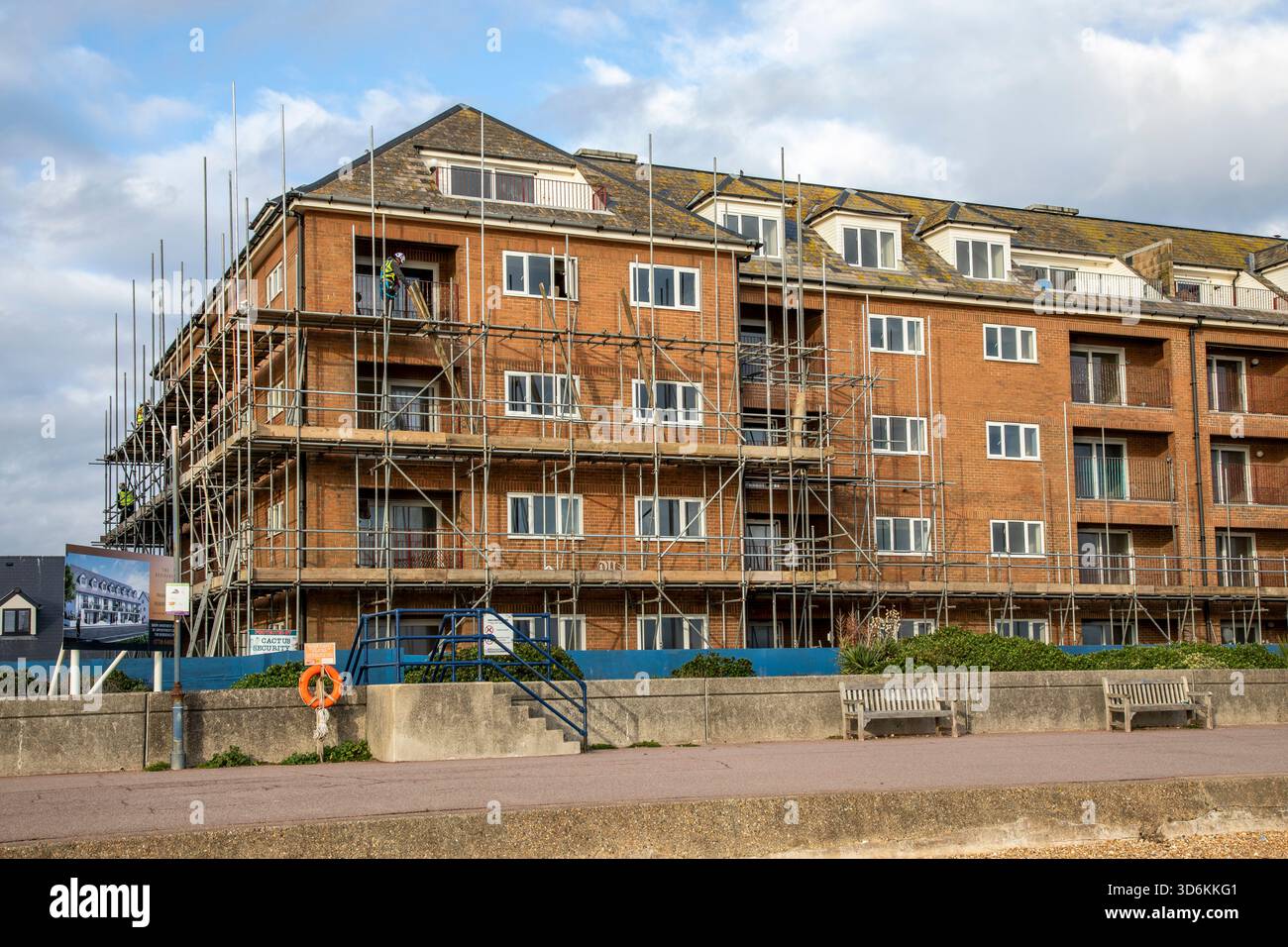 Ponteggio che sale su Pensand House in Marine Parade a Hythe, Kent, pronto per la modernizzazione. Foto Stock