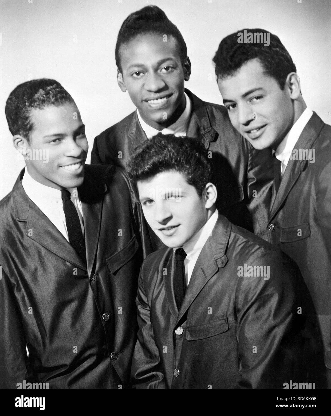 The Crests, Fotografia pubblicitaria, The Crests sono stati un gruppo musicale Doo-wop statunitense formatosi a New York nel 1956. Sono stati uno dei primi gruppi vocali razzialmente integrati nella musica pop. Johnny Maestro cantante - Coed Records Foto Stock