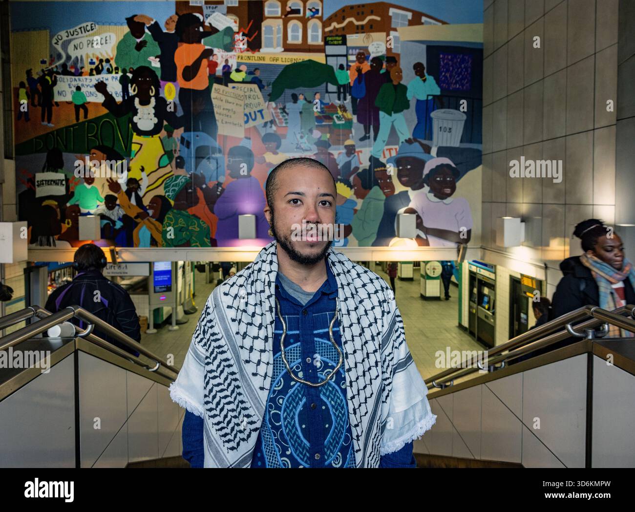 La nuova vibrante opera d'arte pubblica "The Congregation" dell'artista visivo Rudy Loewe, esposta alla stazione della metropolitana di Brixton a Londra, Regno Unito. Il pezzo esplora t Foto Stock