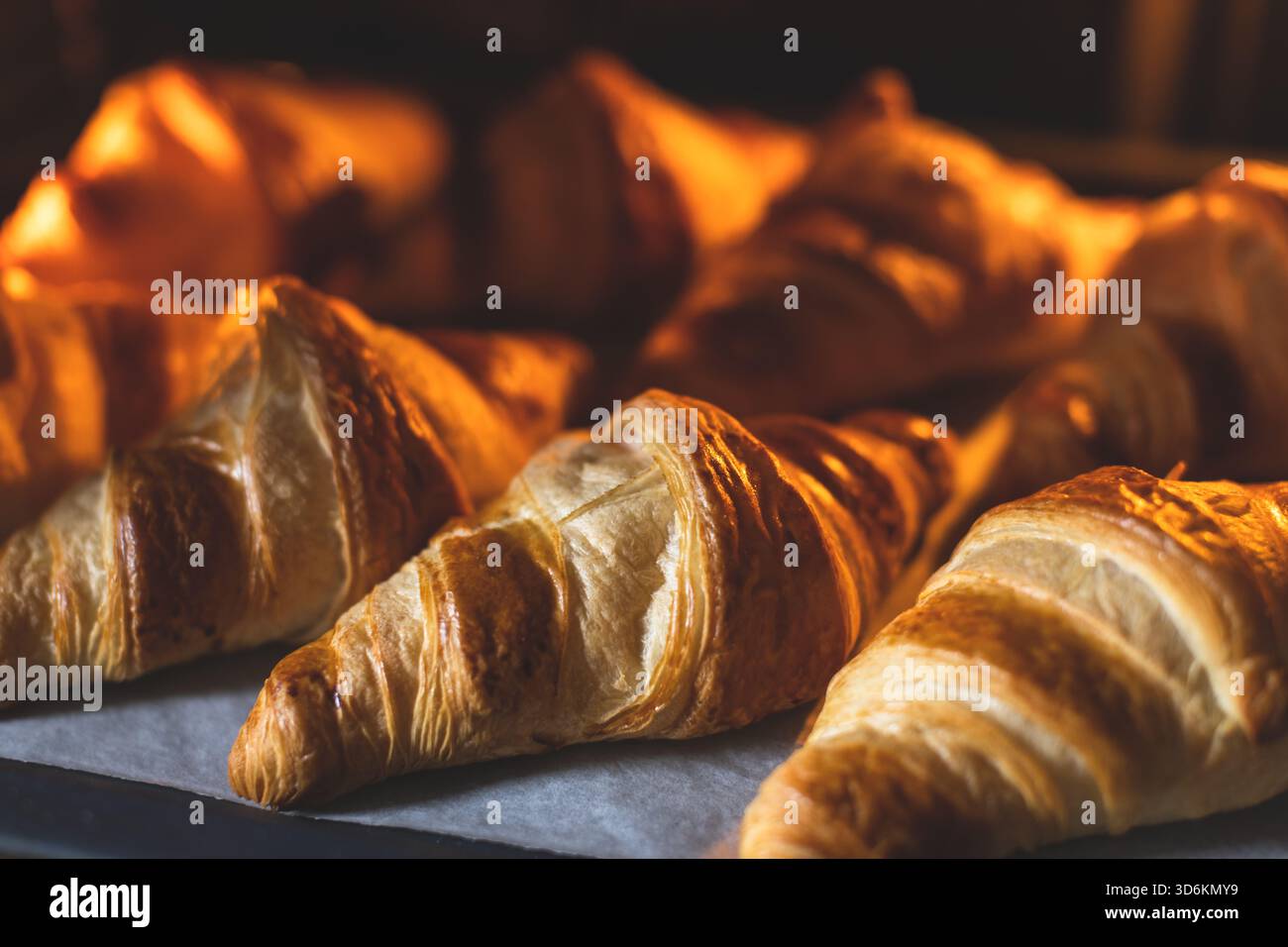 Croissant cottura in forno. Foto Stock