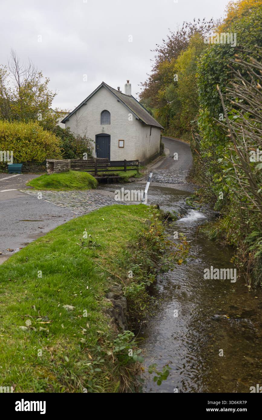 Il guado dove Winn Brook attraversa Ash Lane a Winsford, Exmoor National Park, Somerset. Foto Stock