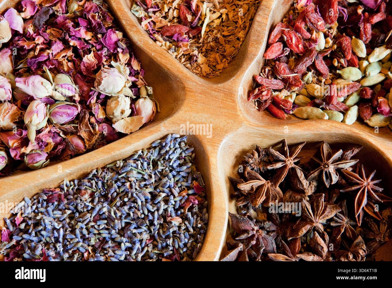 Primo piano di piatti con fiori secchi, noci e semi in un negozio di farmacia Foto Stock