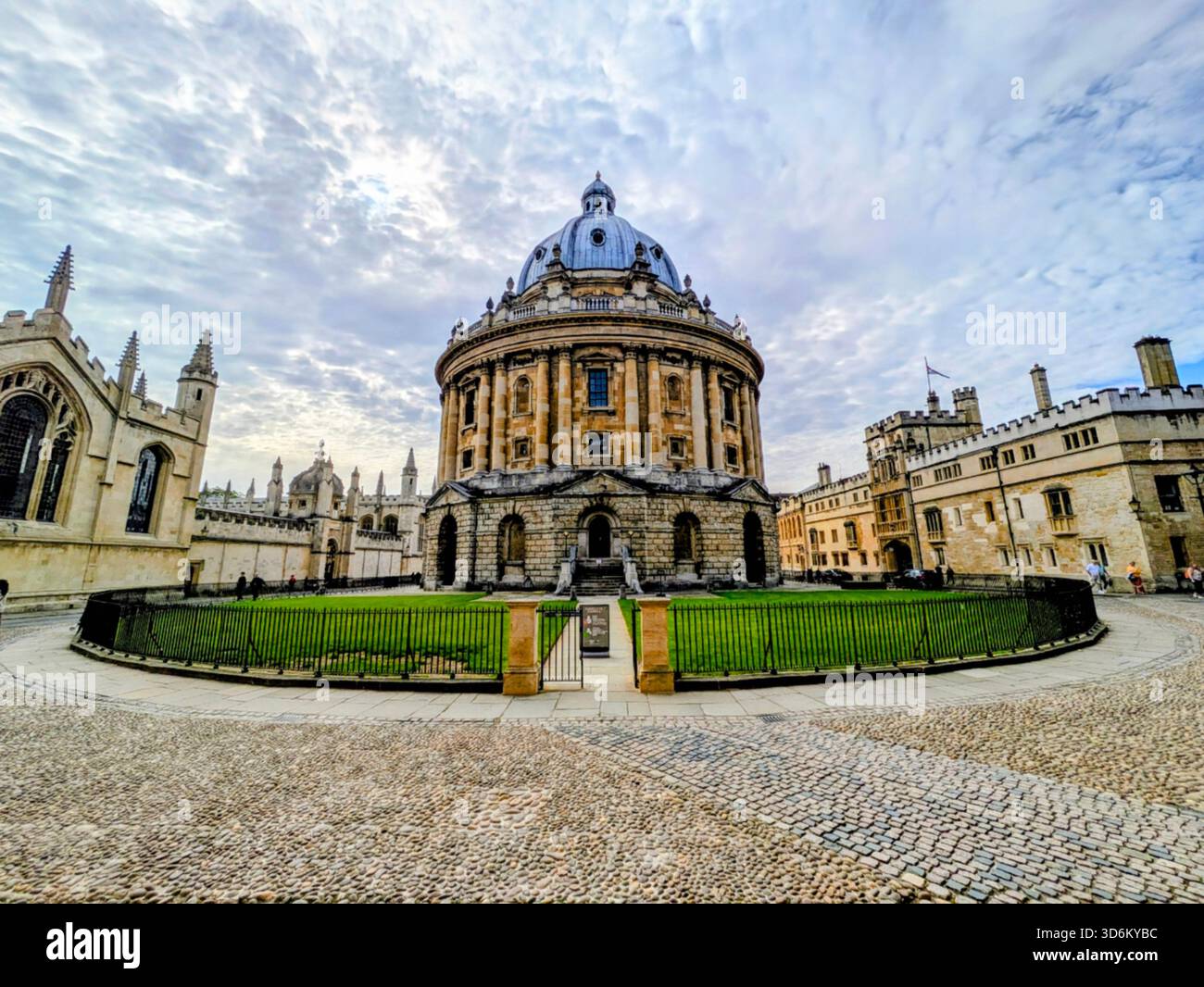 Radcliffe camera in una mattinata nuvolosa, con solo poche persone in vista, a Oxford, Inghilterra. - Immagine stock catturata con smartphone