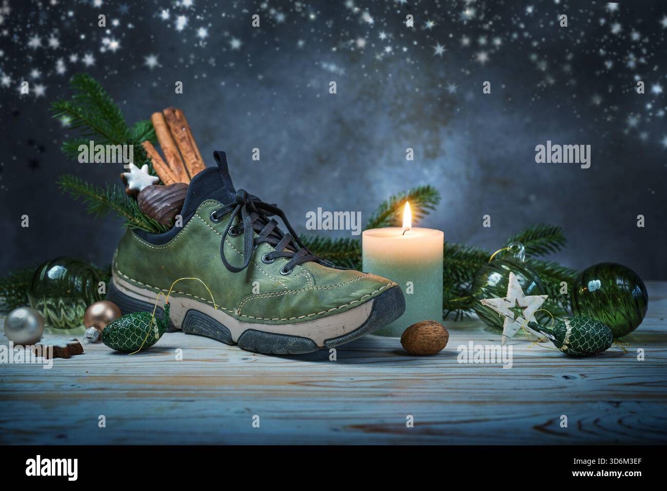 Nikolaus Tag al 6 dicembre, che significa giorno di San Nicola, tradizionale festa tedesca, sneaker piena di dolcetti, candele e decorazioni natalizie, scura Foto Stock