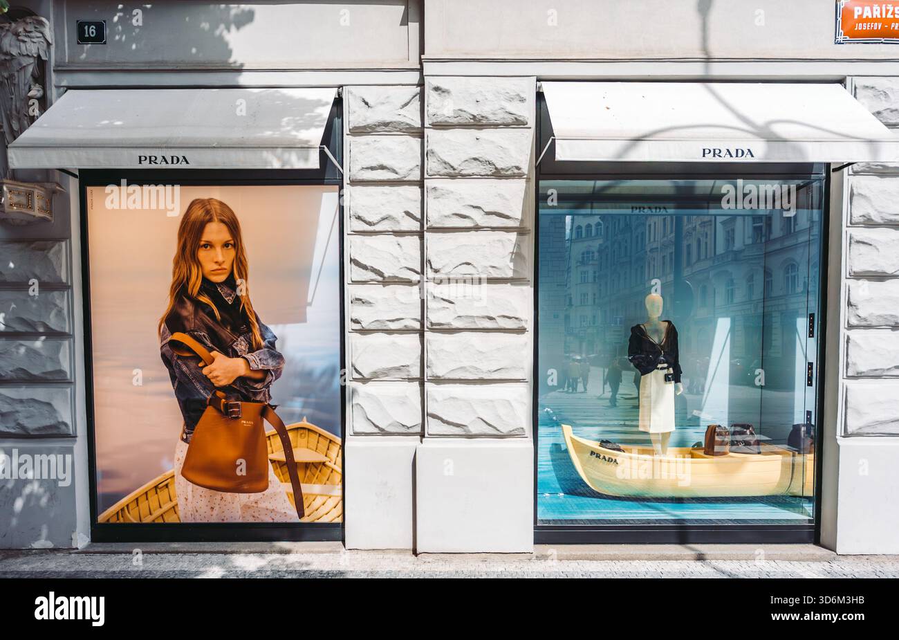 Praga, Repubblica Ceca - 09.05.2025: Insegna del negozio Prada di lusso. Foto Stock