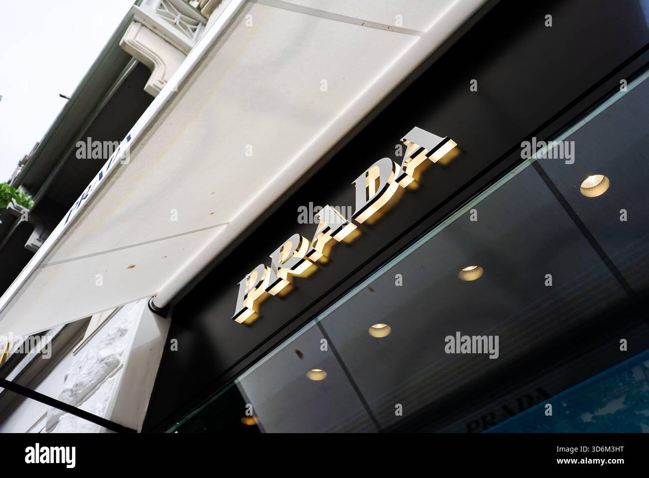 Praga, Repubblica Ceca - 09.05.2025: Insegna del negozio Prada di lusso. Foto Stock