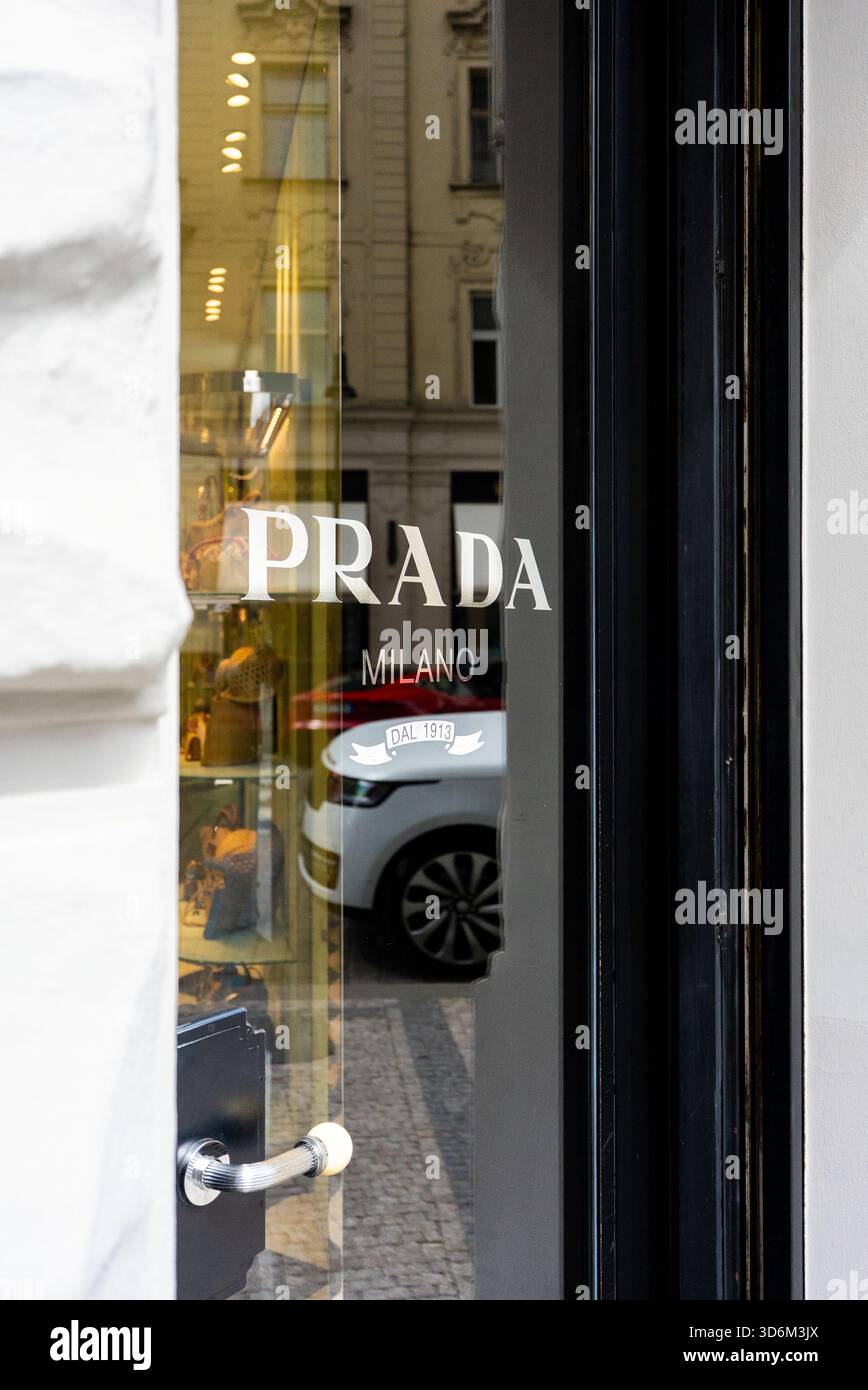 Praga, Repubblica Ceca - 09.05.2025: Insegna del negozio Prada di lusso. Foto Stock