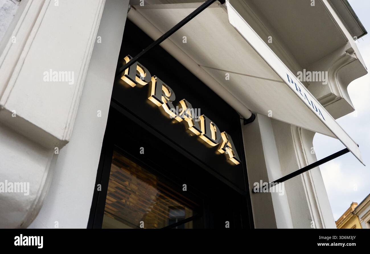 Praga, Repubblica Ceca - 09.05.2025: Insegna del negozio Prada di lusso. Foto Stock