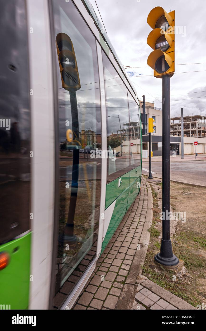 Un tram urbano che attraversa la città Foto Stock