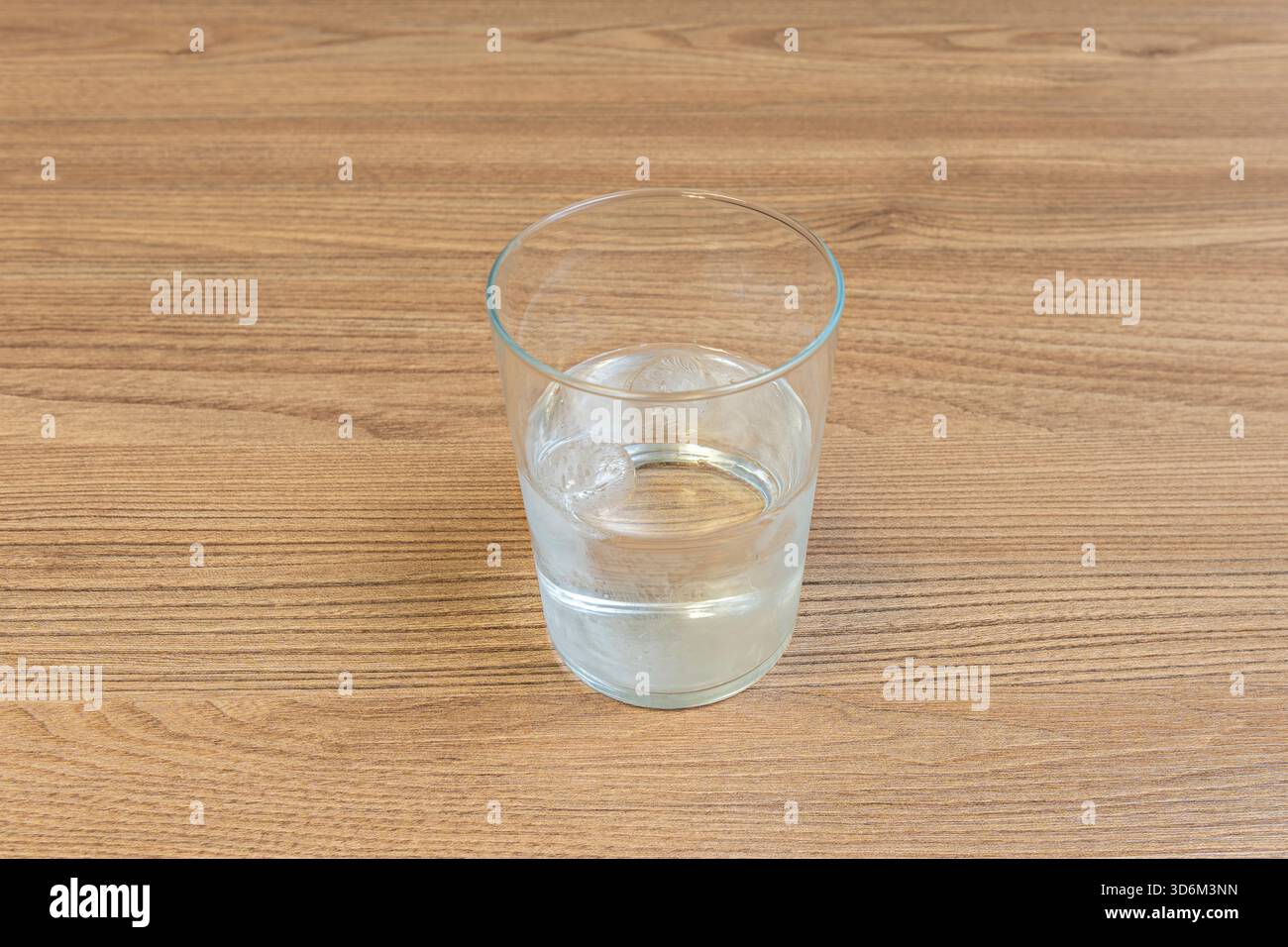 La filigrana geometrica su un vetro trasparente trasforma la luce diretta in uno spettacolo di piccole scintille che ne illuminano il profilo. Foto Stock