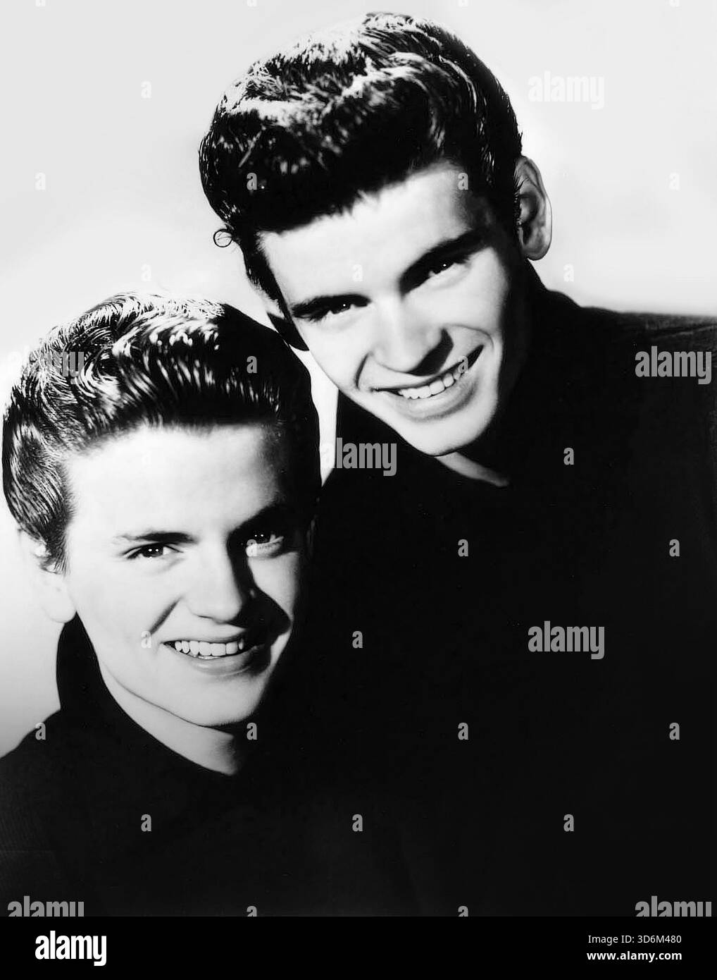 The Everly Brothers, Phil (a sinistra) e Don (a destra), in un ritratto pubblicitario per la Cadence Records (foto restaurata) Foto Stock