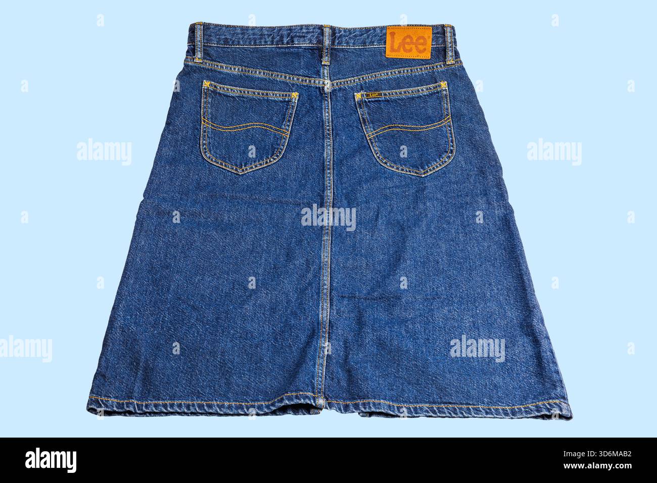 Vista posteriore della gonna in denim LEE blu isolata su sfondo azzurro. Foto Stock