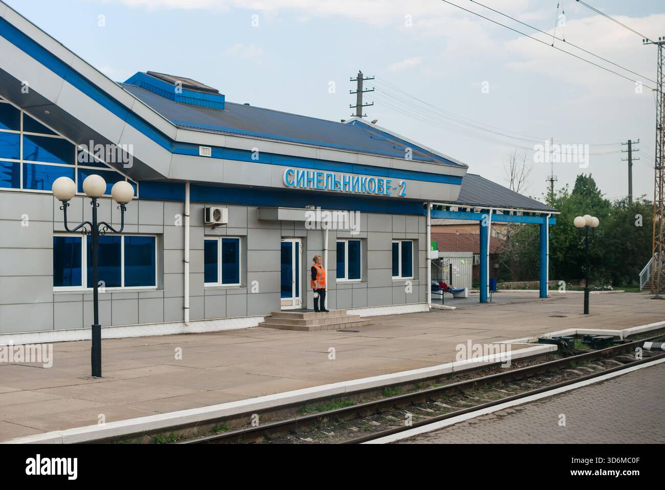 Sinelnikove, Ucraina - 7 luglio 2025: Stazione Synelnykove-2 delle Ferrovie ucraine, vista di binari e piattaforme Foto Stock
