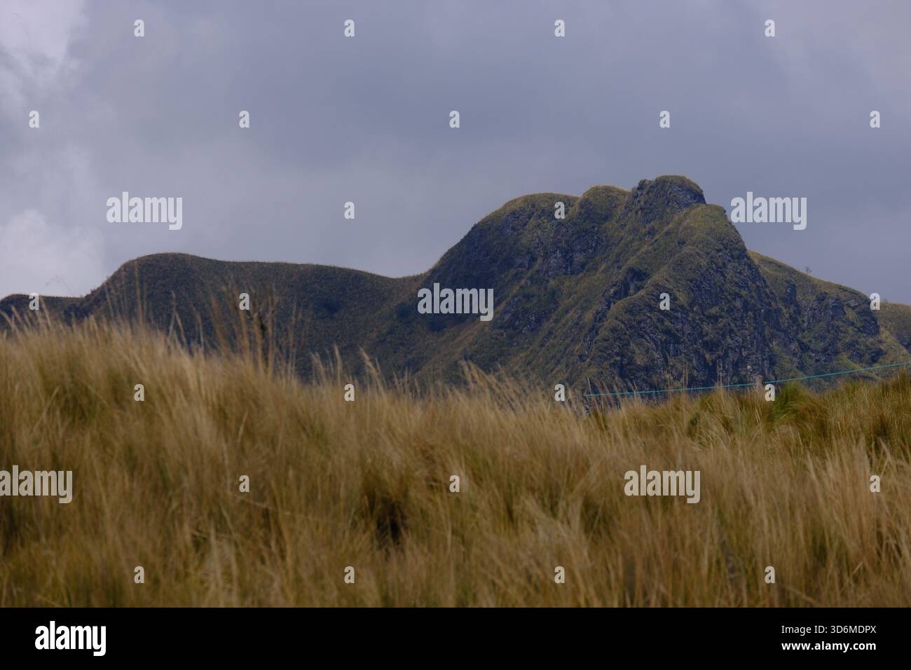 Aspra cresta vulcanica di Volcán Pichincha che si innalza sopra il prato Páramo sotto nuvole spettacolari vicino a Quito, Ecuador. Foto Stock