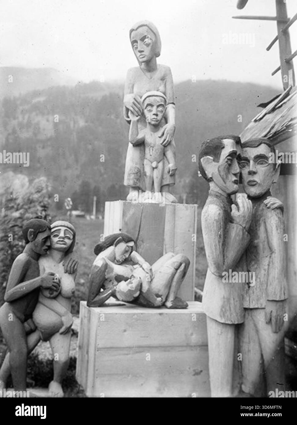 L'immagine è una fotografia di sculture in legno dell'artista espressionista tedesco Ernst Ludwig Kirchner. Kirchner fu una figura chiave del gruppo di artisti Die Brücke ("il ponte"), fondato nel 1905, che mirava a creare una nuova forma immediata di espressione artistica. Fu influenzato dall'arte non europea (arte africana e oceanica), che si riflette nello stile "primitivista", nelle superfici ruvide e negli elementi dipinti delle sue sculture. Kirchner produsse sia dipinti che sculture, spesso usando il legno che si è intagliato, e le sculture spesso decoravano il suo studio. Foto Stock