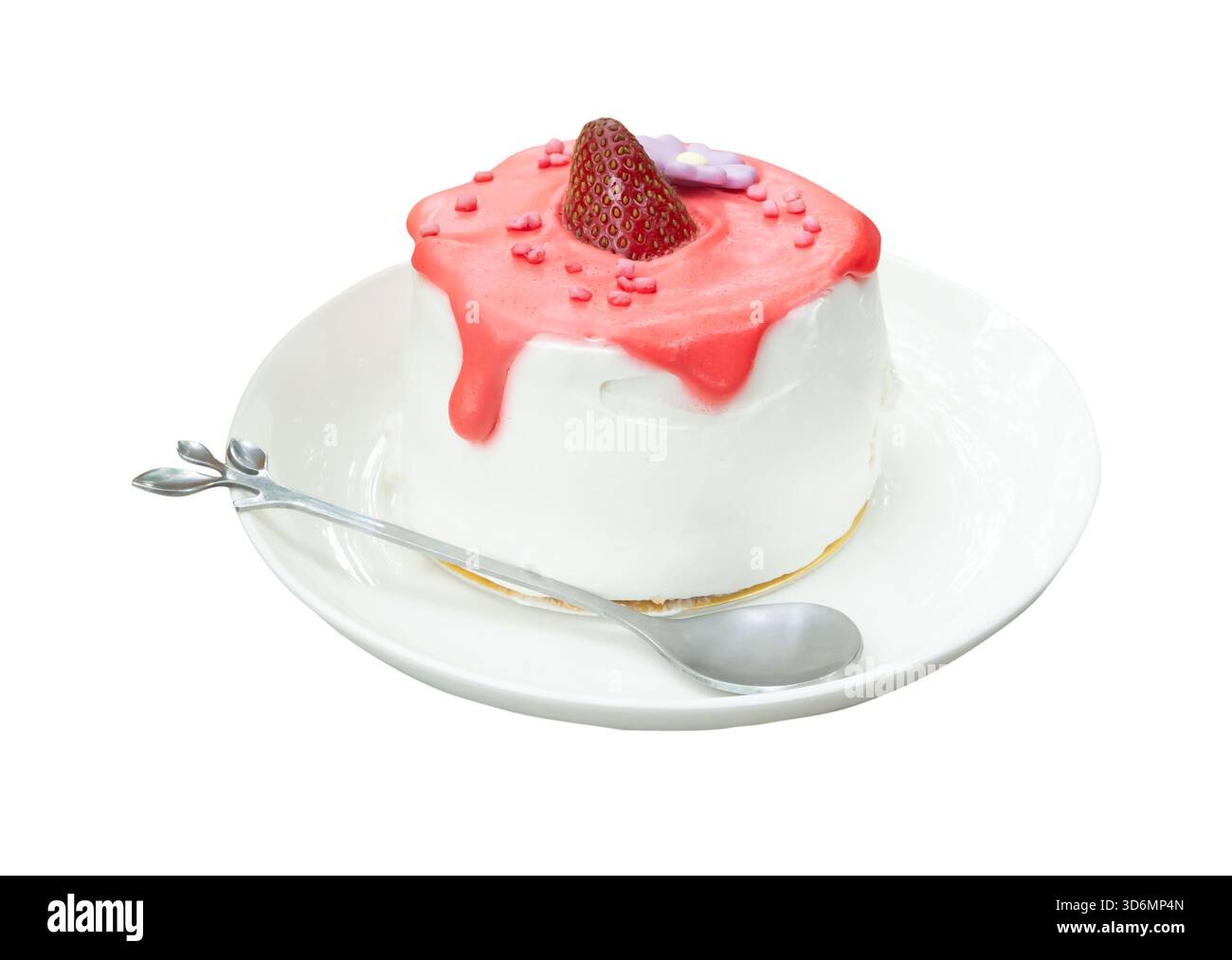 La torta alle fragole con panna glassata in un mini piatto bianco con un cucchiaio d'argento o un cucchiaio da tè è isolata su sfondo bianco con percorso di ritaglio. Foto Stock