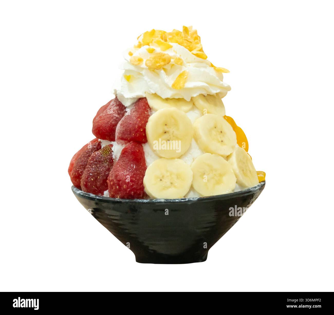 Il Bingsu coreano in una piccola ciotola nera con diversi condimenti di frutta è isolato su sfondo bianco con percorso di ritaglio. Foto Stock